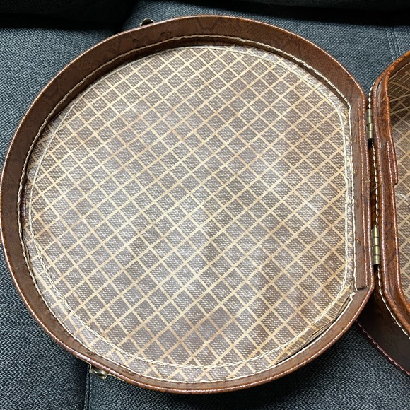 Vintage Leather Hat Box/Suitcase With Handle and Clasps - Picture 10 of 13